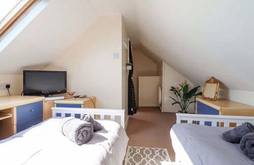 Barmouth Cottage | BRYN GLASFOR, pet friendly, with hot tub in Barmouth Near Llanaber