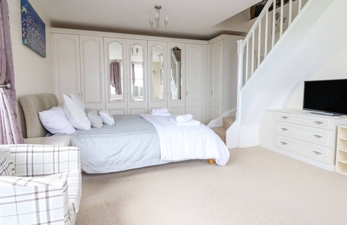 Barmouth Cottage | BRYN GLASFOR, pet friendly, with hot tub in Barmouth Near Llanaber