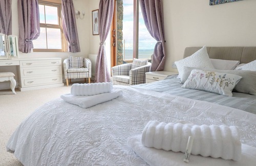 Barmouth Cottage | BRYN GLASFOR, pet friendly, with hot tub in Barmouth Near Llanaber