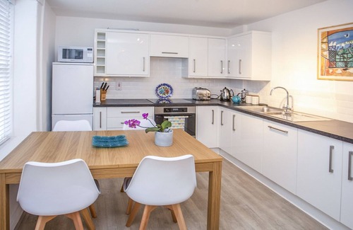 Menai Bridge Cottage | BRYN TEG COTTAGE, pet friendly, with a garden in Menai Bridge