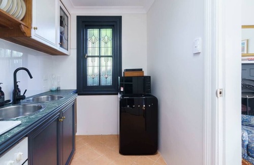 Leura Cottage | Bryn-y-Mor Cottage/Romantic/Fireplace/Couples