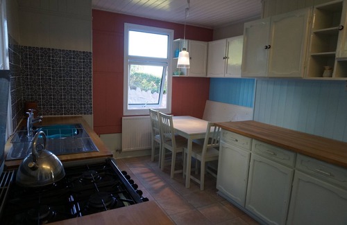 Goodwick Ski Chalet | Brynsior, Chalet on the hill in Goodwick with stunning sea views