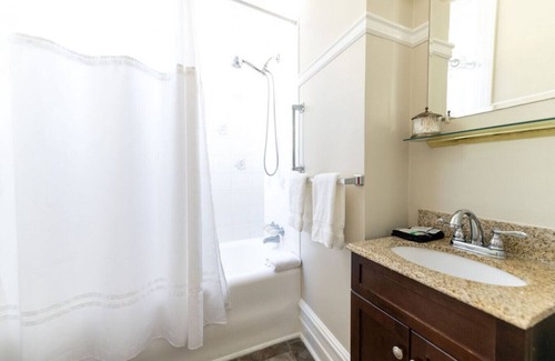 Edenton Bed & Breakfast | Buccaneer Room - Captain's Quarters Inn, Downtown Historic Edenton