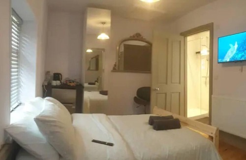 Burnley Apartment | Buck - En-suite Room in Canalside Guesthouse
