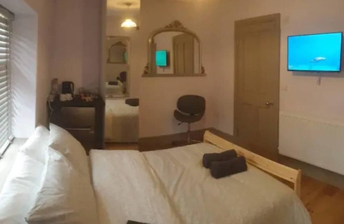 Burnley Apartment | Buck - En-suite Room in Canalside Guesthouse