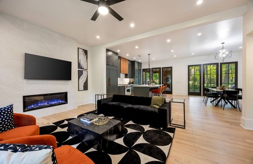 North Buckhead House | Buckhead Black House Spacious 5 Bedroom Mansion with Heated Pool - Lenox Atlanta