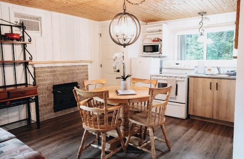 Sainte-Marie Ski Chalet | Buddy Shack: nature immersion, ideal for 4 guests, near Frampton Brasse, golf, W