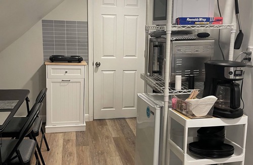 Ohio City Apartment | BUDGET COZY STUDIO
