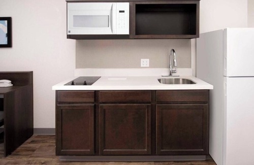 Newnan Hotel | Budget-Friendly 3 Room Stay w/King or Queen Bed Near Local Attractions