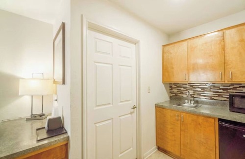 Killeen Hotel | Budget-Friendly Room with BBQ Facilities - Relax with Great Evening Meals