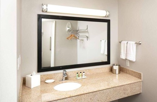 Temecula Hotel | Budget-Friendly Stay in Signature Temecula! Onsite Pool, Near Old Town Temecula