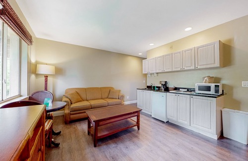 Naples House | Budget-friendly studio with pool, sauna, restaurant, game room, tennis, gym, BBQ