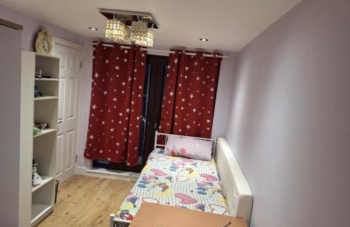Farnborough and Crofton House | Budget Stay - Greater London - Orpington -Near PRUH - Parking - Train from London Bridge