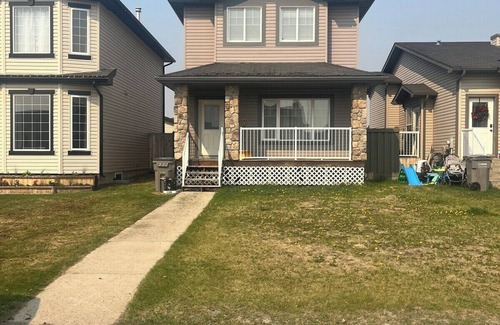 Grande Prairie Apartment | Budget Stay | Kitchen Essentials | WIFI | Parking