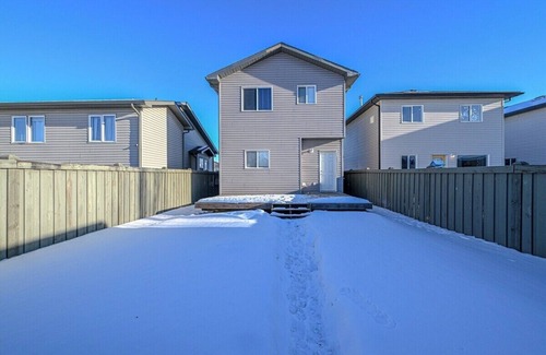 Grande Prairie Apartment | Budget Stay | Kitchen Essentials | WIFI | Parking