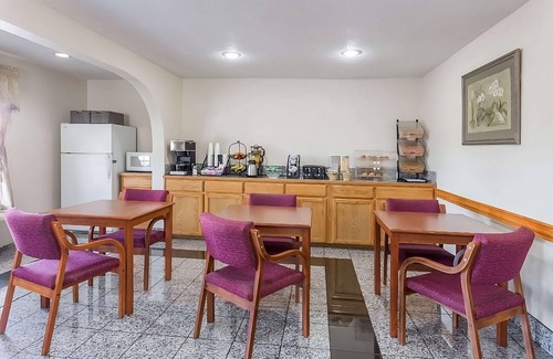 Austin Ave. Hotel | Budget Stay w/Mini-Fridge and Microwave Near Waco’s Top Museums – Pet-Friendly!