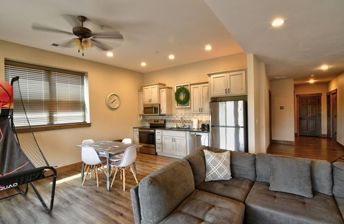 Lampe Cabin | Buffalo Lodge- Lake View w/Pickleball Court