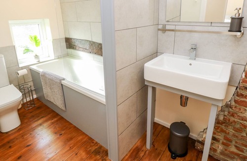 Newport House | BUGLE COTTAGE, pet friendly, character holiday cottage in Carisbrooke