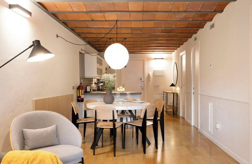 El Raval Apartment | Building with lift by Ramblas! Unbeatable location!