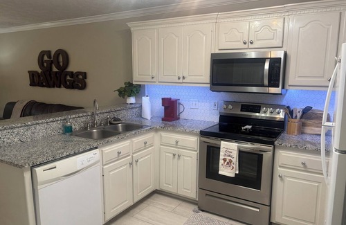 Starkville Apartment | Bully's Retreat is a charming 2-bedroom apartment in vibrant Starkville