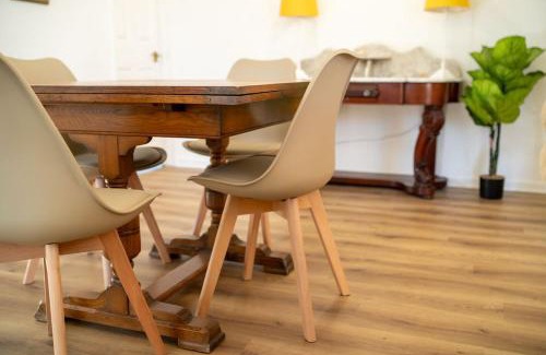 Witney House | Bumble Bee Bungalow Serviced Accommodation