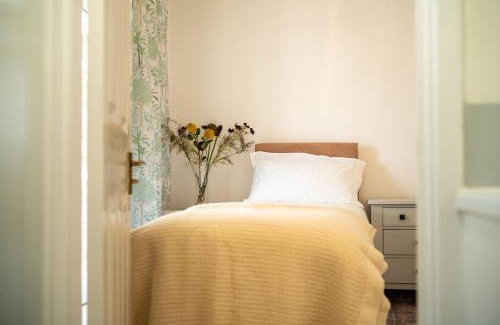 Witney House | Bumble Bee Bungalow Serviced Accommodation