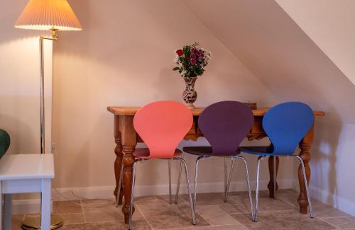 Witney House | Bumble Bee Cottage Witney Serviced accommodation