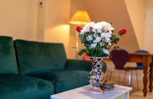 Witney House | Bumble Bee Cottage Witney Serviced accommodation
