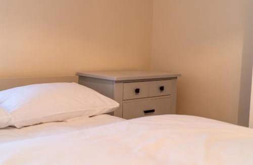 Witney House | Bumble Bee Cottage Witney Serviced accommodation