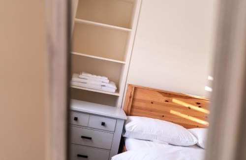 Witney House | Bumble Bee Cottage Witney Serviced accommodation