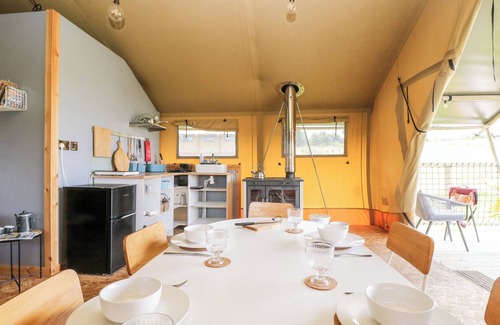 Grampound Cottage | BUMBLE @ STARS & EMBERS GLAMPING, pet friendly in Grampound