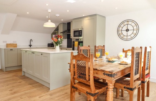 Nynehead Cottage | BUMBLEBEE COTTAGE, family friendly, with a garden in Bradford-On-Tone
