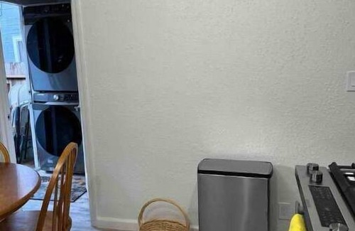 West Oakland House | Bumblebee House - NEW 30% OFF Feb March Apr May June July Aug Sept Central Heat