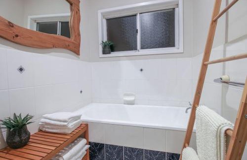 Bundeena House | Bundeena Base Art House
