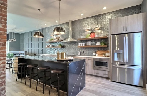 Cherokee Triangle Apartment | Bungalou Ultimate Silver Rooftop+Gameyard Sleep 31