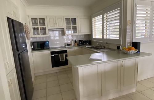 Coolangatta House | Bungalow by the River - Water views, stones throw from River - Pet-Friendly!