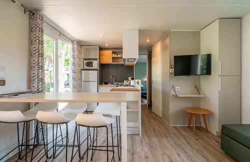 Vendres House | Bungalow 'Dans Camping 5 Étoiles' with Shared Pool, Wi-Fi and Air Conditioning