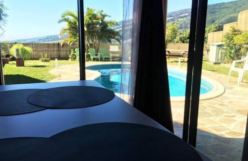 Sainte-Clotilde House | Bungalow des pensées piscine chauffée 28°