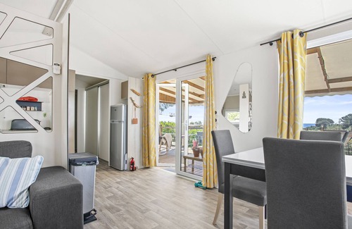 Le Dramont House | Bungalow 'Ile D'or Parcelle Victor Hugo 1' with Sea View, Shared Pool and Private Terrace