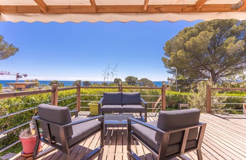 Le Dramont House | Bungalow 'Ile D'or Parcelle Victor Hugo 1' with Sea View, Shared Pool and Private Terrace