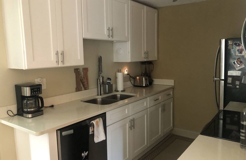Baldwin Park House | Bungalow on quiet street close to trendy cafes, pubs, and parks. Dogs welcome!
