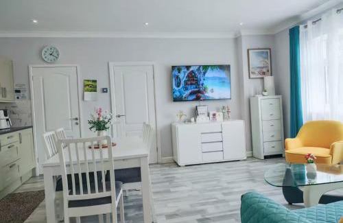 Port Talbot House | Bungalow Step Free Access - Close To The Beach