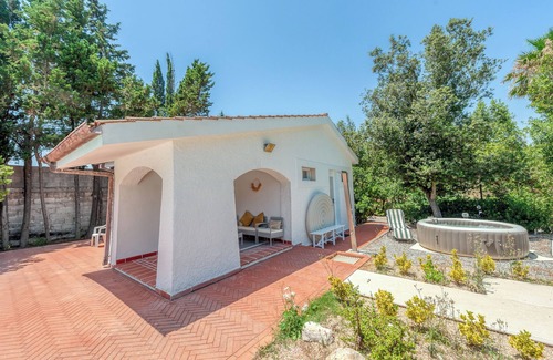 Giorgilorio House | Bungalow 'Villa Paradiso' with Shared Pool, Wi-Fi and Air Conditioning