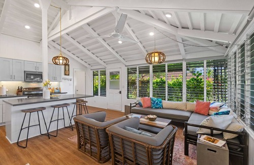 Kaanapali Cottage | Bungalow walk to beach + Pickleball gear and Bikes