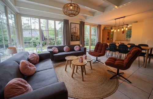 Beekbergen-Zuid House | Bungalow with 5 bedrooms and a garden