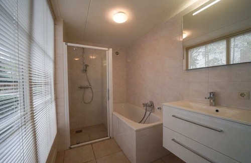 Beekbergen-Zuid House | Bungalow with 5 bedrooms and a garden