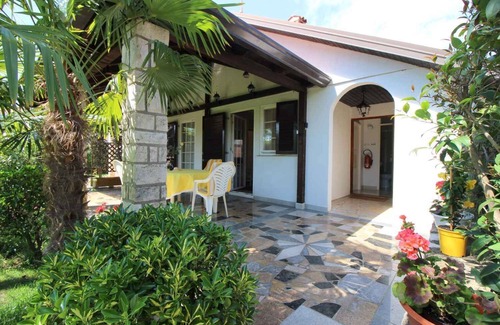 Mali Maj House | Bungalow with beautiful garden and air conditioning