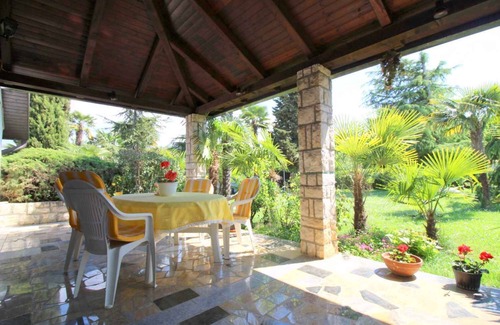 Mali Maj House | Bungalow with beautiful garden and air conditioning