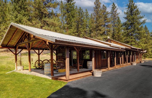 Superior House | Bunkhouse Cabin - Alpine Falls Ranch