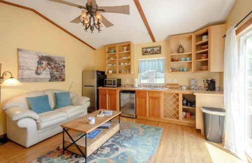 Morriston House | Bunkhouse Overlooking 10 Acre Horse Farm